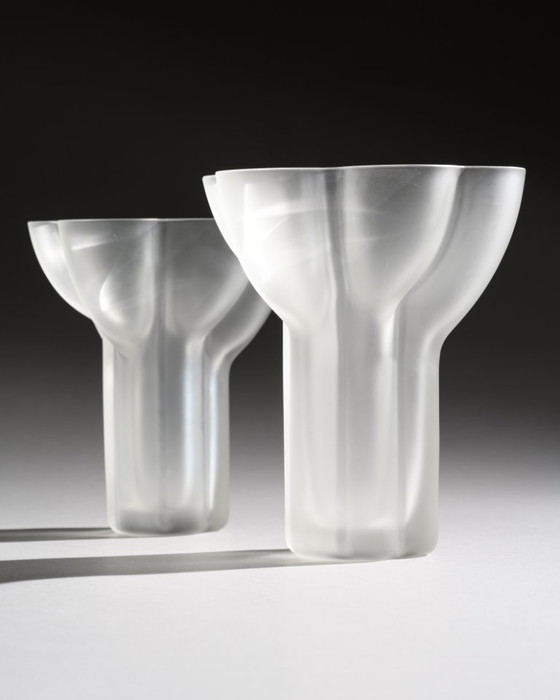 Image 1 of Dúo de jarrones de vidrio satinado Rosenthal de Tapio Wirkkala: formas esculturales de vidrio esmerilado.