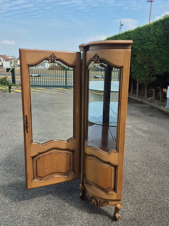 Grande Vitrine Galbée de Style Louis XV en Merisier, France, XXe Siècle – Vitrine Style Louis XV, Wood (photo 10 of 14)