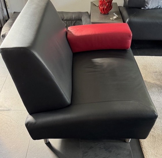 Image 1 of Divano a due posti Cloak in pelle nera con bracciolo rosso rimovibile in pelle