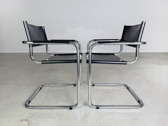 Image 1 of Juego de 2 sillas voladizas B34 de Marcel Breuer, de piel, atribuidas a Thonet.