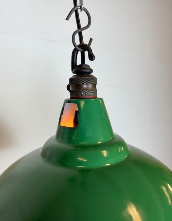 Image 1 of Lámpara colgante industrial británica de esmalte verde de Maxlume, década de 1960