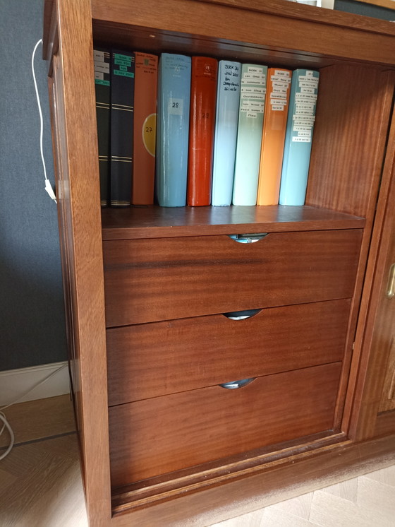 Image 1 of Armario antiguo de 3 puertas de madera maciza en madera tropical.