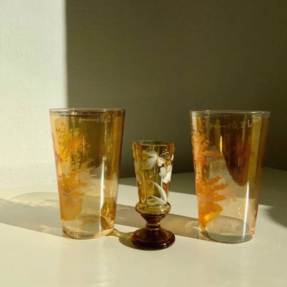 Image 1 of Paar antiker böhmischer Mary Gregory-Trinkgläser aus bernsteinfarbenem Glas, handbemalt mit Emaille, ca. 1890-1910