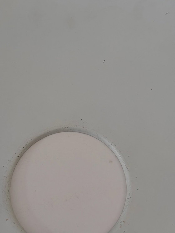 Image 1 of Pendelleuchte 2133 von Gino Sarfatti für Arteluce, 1972. Weiß und schwarz lackiertes Metall. Sammlerstück in Museumsqualität.