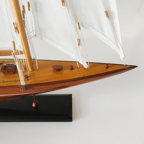Image 1 of Maquette de voilier en bois Vintage Endeavour