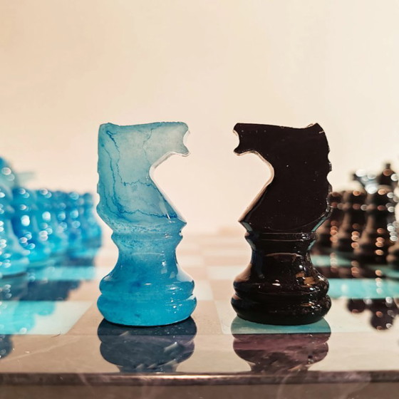 Image 1 of Jeu d'échecs de luxe vintage des années 1970 en véritable albâtre de Volterra sculpté à la main - Noir et bleu ciel - Fabriqué e