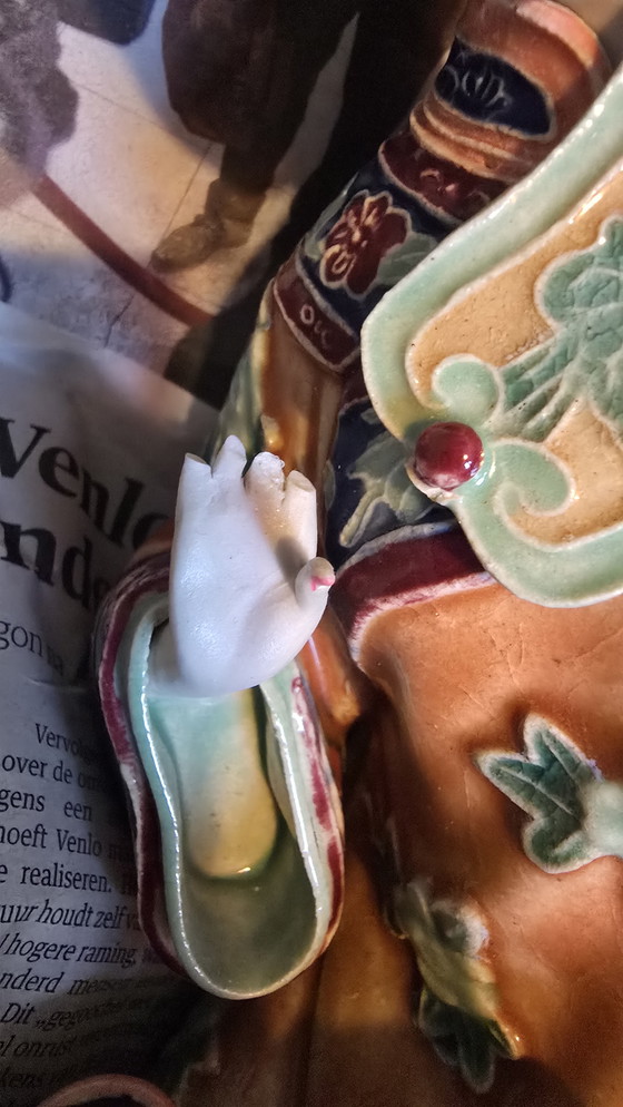 Image 1 of Donna seduta in ceramica cinese Shiwan