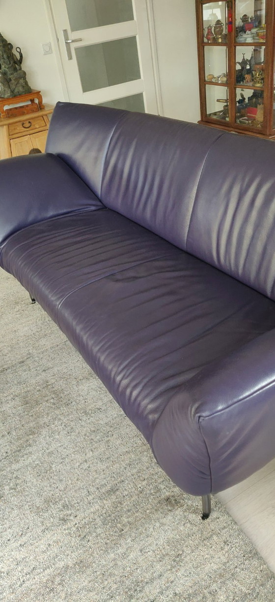 Image 1 of Lederen 2.5 zitsbank (2x) in een verfijnde paarse tint  