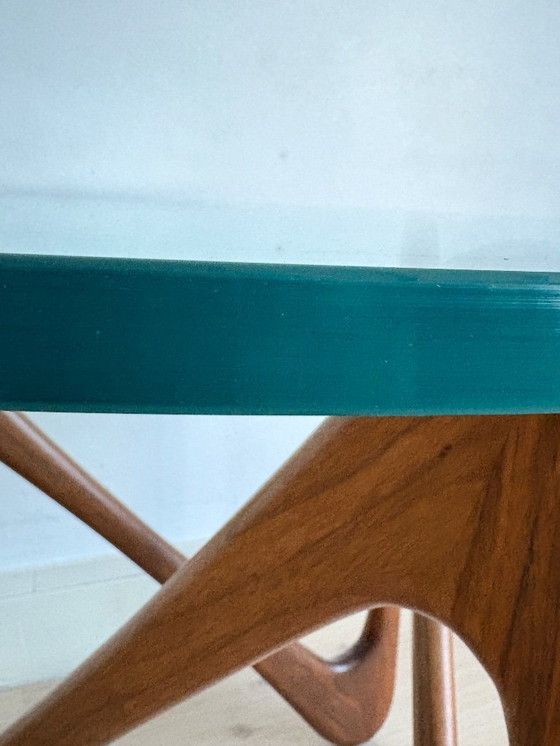 Image 1 of Tavolo rotondo in vetro e noce del Medioevo, California, anni 2000