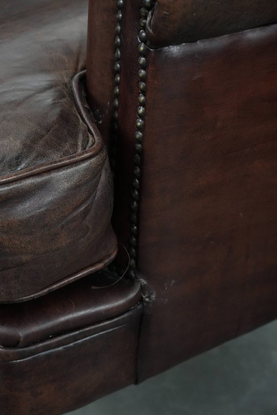 Image 1 of 2 x Charakteristischer Schaffellsessel in einer schönen, tiefen Farbe