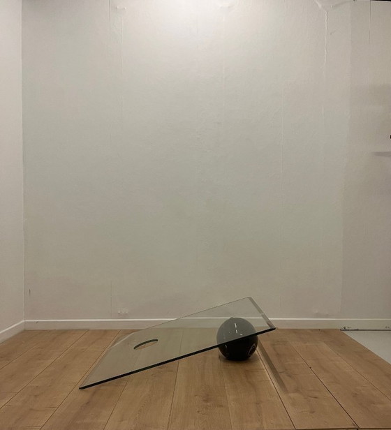 Image 1 of Roche Bobois asymmetrischer Couchtisch aus Glas und Marmor, 1980/90