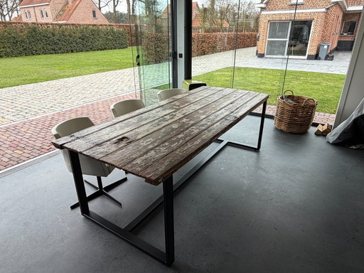 Beautiful, robust dining table with 6 leather Mobitec swivel chairs