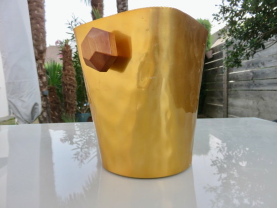 Image 1 of seau à glace en aluminium anodisé doré et texturé, poignées en teck, signé TL Paris, 1970