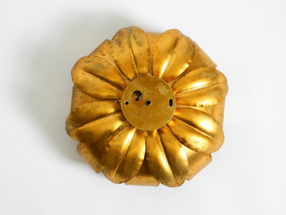 Image 1 of Magnifique applique murale ou plafonnier floral plaqué or des années 1970, orné de grandes feuilles et de style Régence.