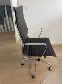 Vitra Eames EA119 bureaustoel als nieuw