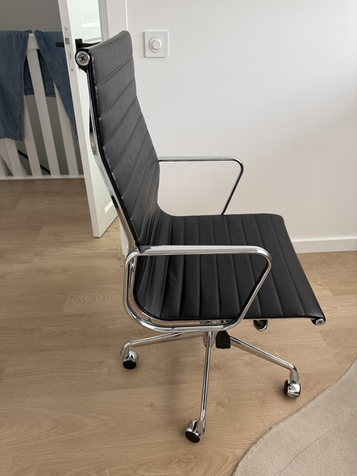 Silla de oficina Vitra Eames EA119 como nueva