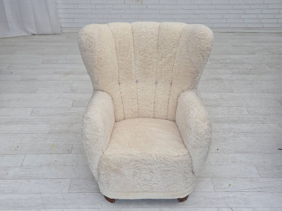 Image 1 of Dänisches Design aus den 1960er Jahren, neu bezogener Hochlehner-Sessel, echtes Schaffell.