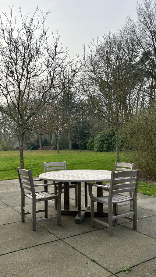 Gloster Gartenmöbel-Set mit 6 Stühlen, kostenlosem Sonnenschirm und Sonnenliege