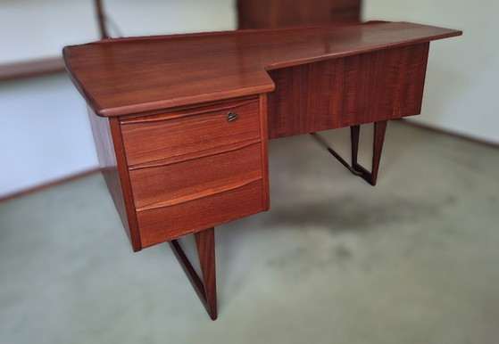 Boomerang desk by Peter Løvig Nielsen, 1960s – Wood (photo 2 of 25)