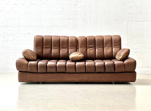Sofá cama DS-85, un modelo emblemático de De Sede, color marrón coñac, Suiza, década de 1960.