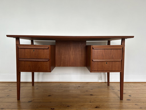 Vintage Mid Century Holzschreibtisch - Elegantes Design mit Stauraum und Charakter