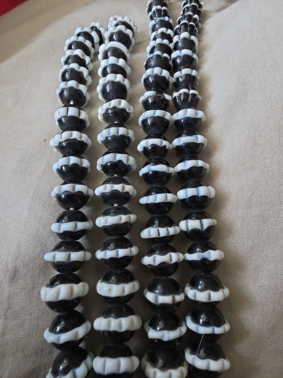 Dog tooth Rüschen schwarze Handelsperlen, Dekorative Objekte, Glas, Stoff (Foto 3 von 5)