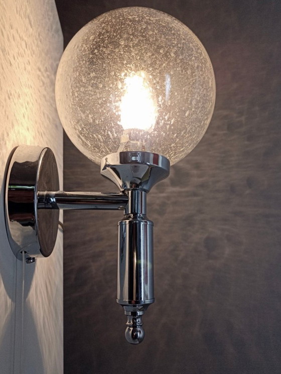 Image 1 of Set di due lampade da parete degli anni Settanta in cromo e paralumi in vetro di Murano "Pulegoso".