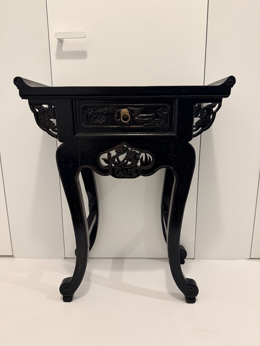 Consolle orientale vintage in legno nero con cassetto.