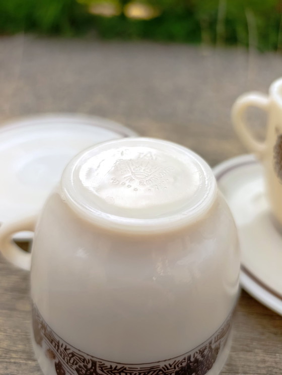 2 tazze / sottotazze vetro opalino decoro bucolico, JAJ Pyrex England – Accessori da tavola (photo 3 of 7)