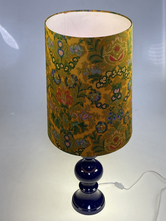 Image 1 of Lampe de table, base en faïence bleue, abat-jour fleuri. Allemagne 1980's