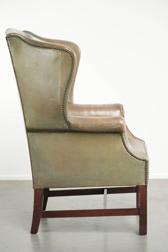 Alter Leder-Ohrensessel im englischen Stil mit schöner Patina und einzigartiger Farbe – Leather, Klassiek (photo 3 of 13)