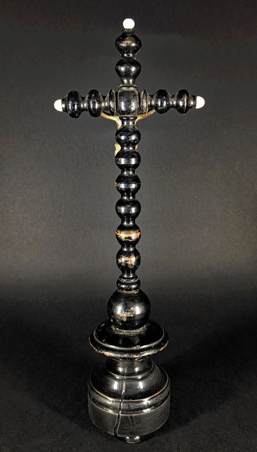 Croce antica restaurata in legno nero e metallo argentato, raffigurante Cristo in stile Napoleone III.
