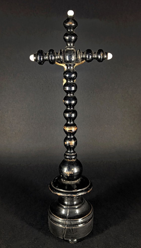 Image 1 of Croce antica restaurata in legno nero e metallo argentato, raffigurante Cristo in stile Napoleone III.