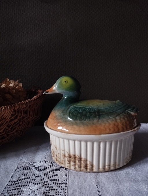 Een ouderwetse terrine voor paté of foie gras, in de vorm van een eend.
