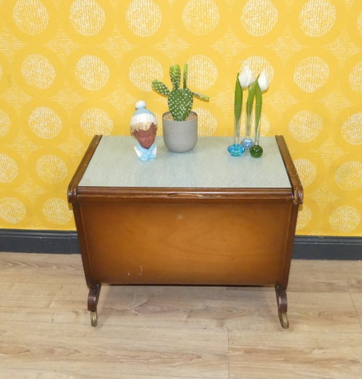 50er Jahre Nähkasten Kefer Kleinmöbel München Aufbewahrung auf Rollen Nähkorb Nähwagen sixties mid century retro vintage