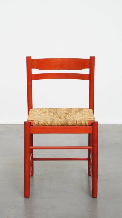Chaise vintage rouge en bois des années 1970 avec assise en osier
