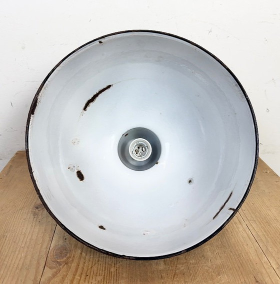 Image 1 of Industriële zwarte geëmailleerde fabriekslamp met gietijzeren bovenkant, jaren 50