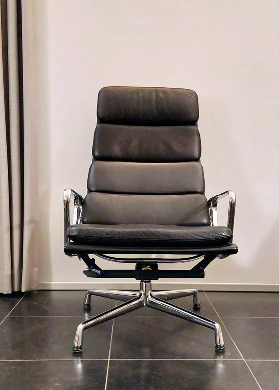 Vitra EA222 Soft Pad Lounge Chair, Swivel chairs, Leather, Chrome, Black, Mid Century Modern (photo 4 of 10)