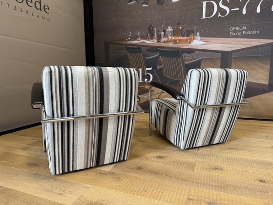 Image 1 of 2 Sillón Leolux Scylla con tela a rayas