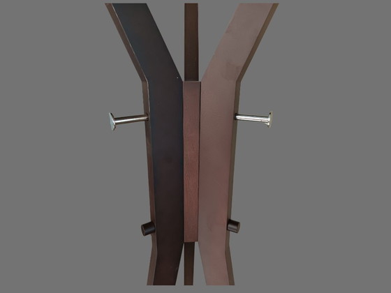 Perchero de madera posmoderno con ganchos de aluminio. – Wood (photo 3 of 5)