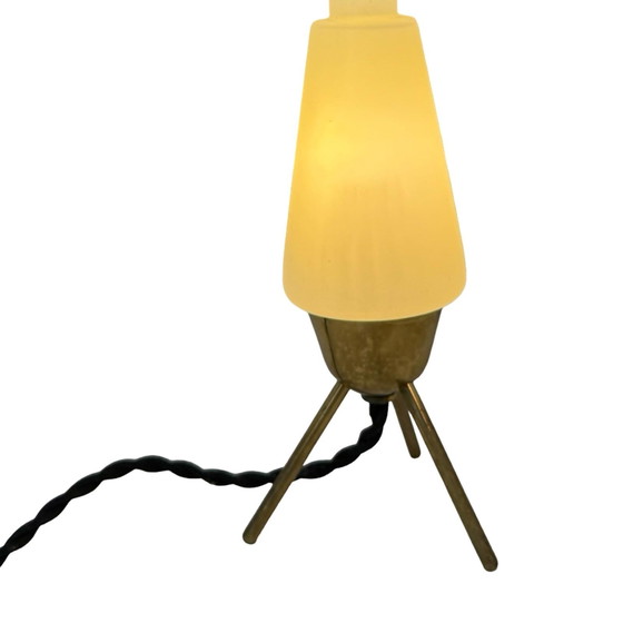 Image 1 of Atomic Age / Mid Century Modern - Driepoot lamp met wit gesatineerd glazen kap op messing poten