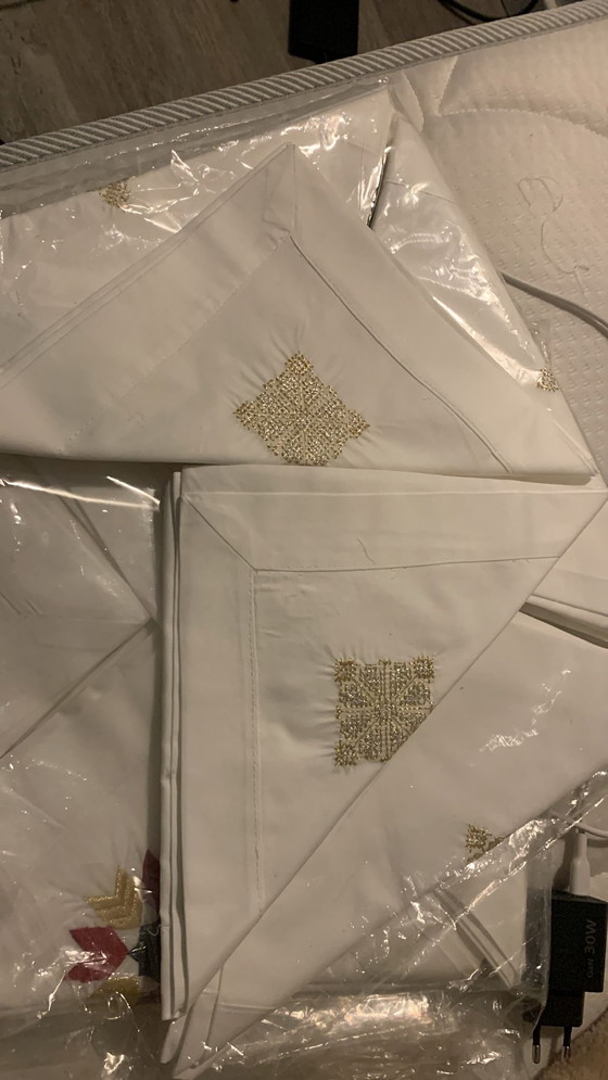 Image 1 of Prestige Tafelset – Groot smaragdgroen tafelkleed + 12 servetten met gouden borduurwerk