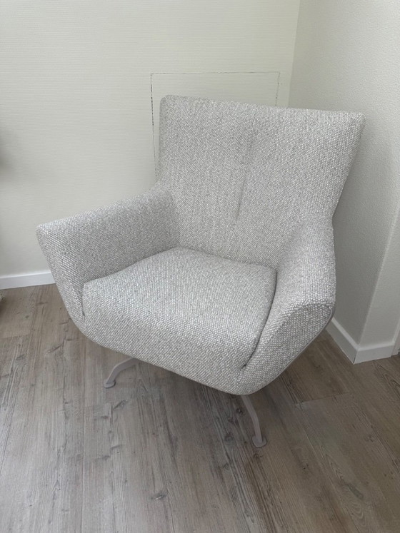 Poltrona con base girevole a quattro gambe e rivestimento in tessuto bouclé beige e grigio. – Sedie girevoli (photo 3 of 10)