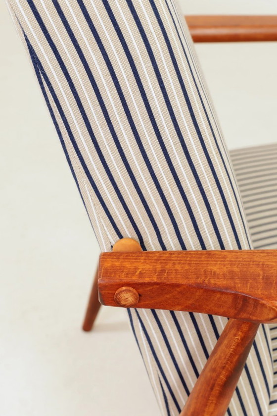 Image 1 of Poltrona in stile Mid-Century Modern con poggiapiedi in legno e tessuto di cotone a righe.