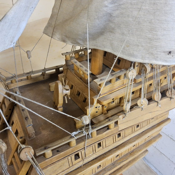 Image 1 of Unieke V.O.C modelschip uit boomstam (volledig handgemaakt) (17e Eeuwse spiegelretourschip)