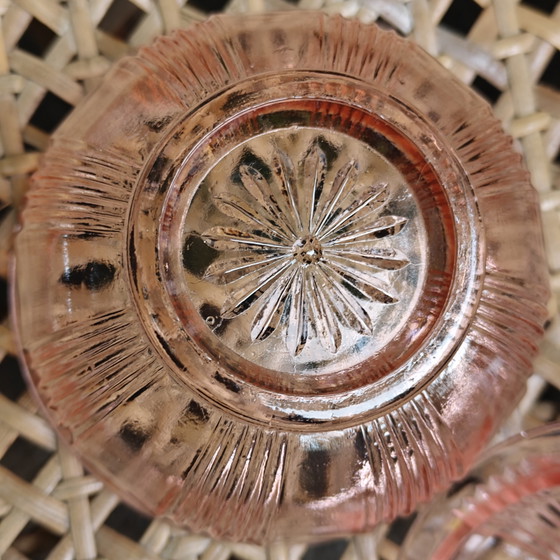 Image 1 of Bonbonnière vintage Art Déco en verre pressé rosaline avec couvercle