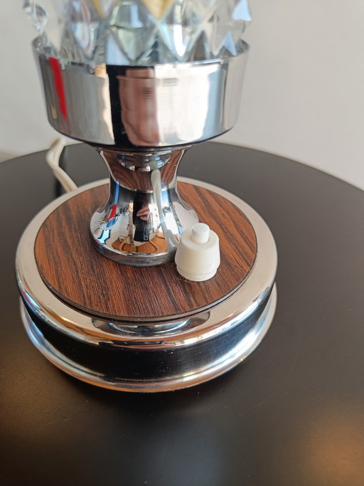 Lampada da tavolo italiana vintage con paralume in vetro pressato, base in cromo e legno, anni '70.