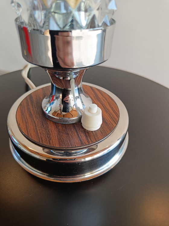 Image 1 of Lampada da tavolo italiana vintage con paralume in vetro pressato, base in cromo e legno, anni '70.