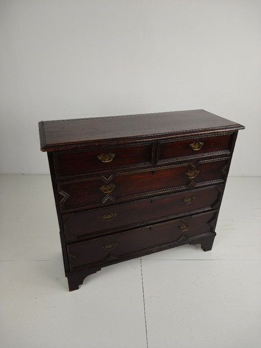 Cassettiera inglese in rovere con pannelli geometrici, ca. 1680