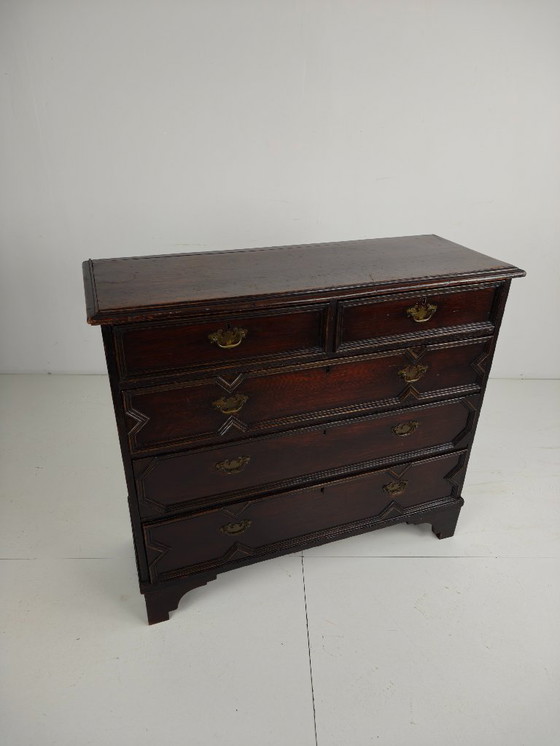 Image 1 of Cassettiera inglese in rovere con pannelli geometrici, ca. 1680